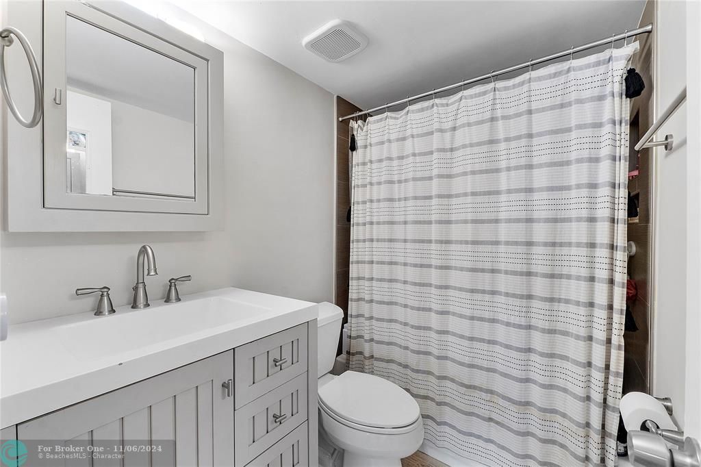 For Sale: $267,500 (2 beds, 2 baths, 975 Square Feet)