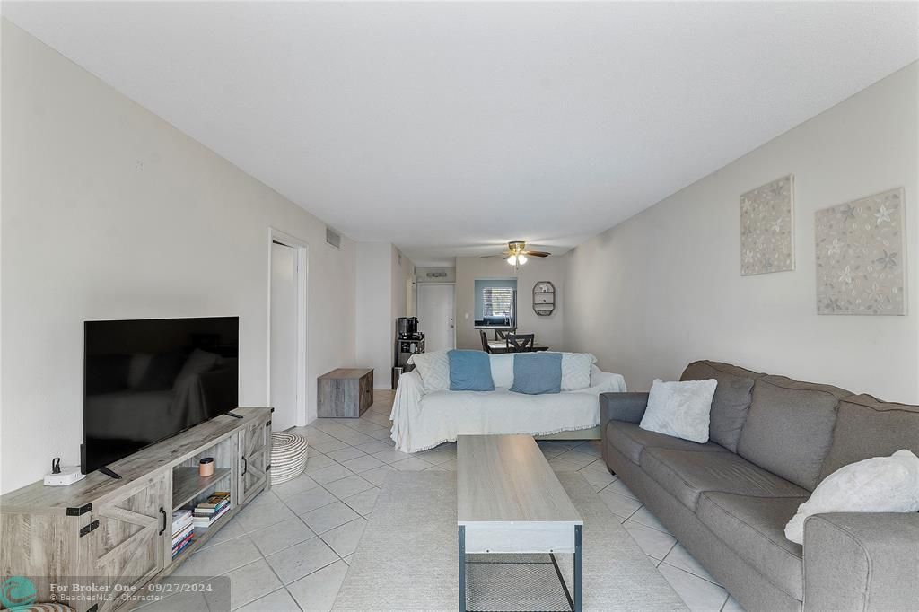 For Sale: $267,500 (2 beds, 2 baths, 975 Square Feet)