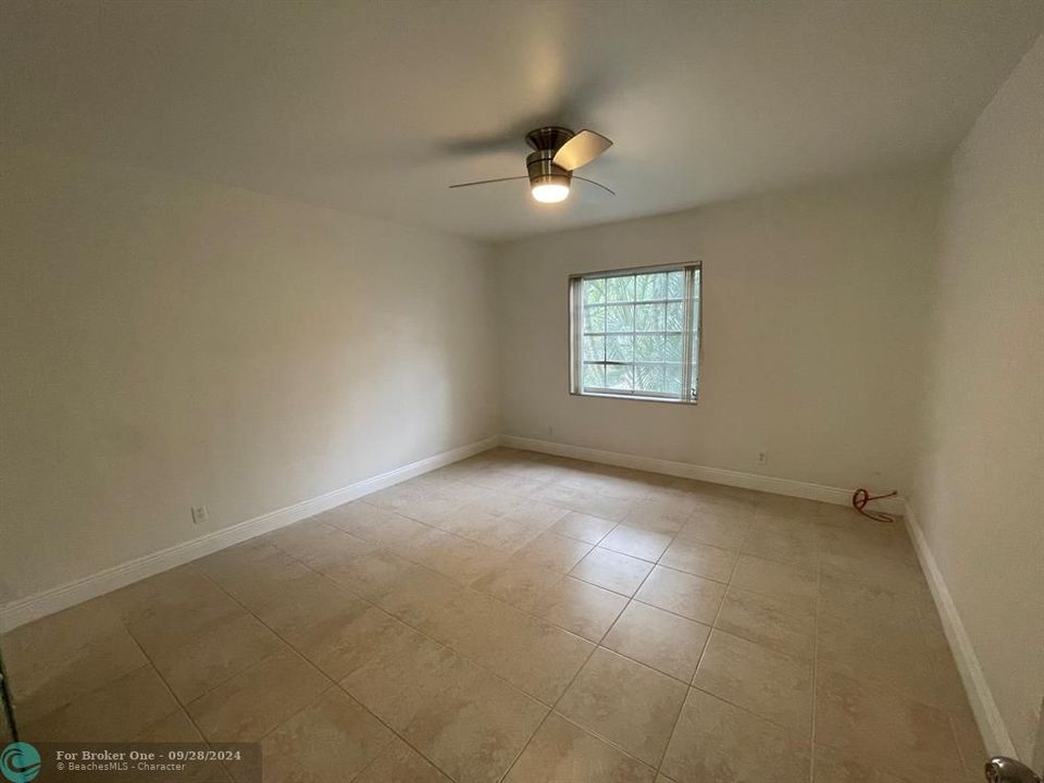 For Rent: $2,100 (1 beds, 1 baths, 850 Square Feet)