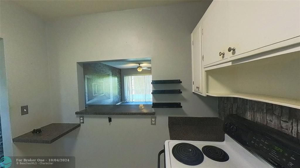 For Sale: $250,000 (1 beds, 1 baths, 644 Square Feet)