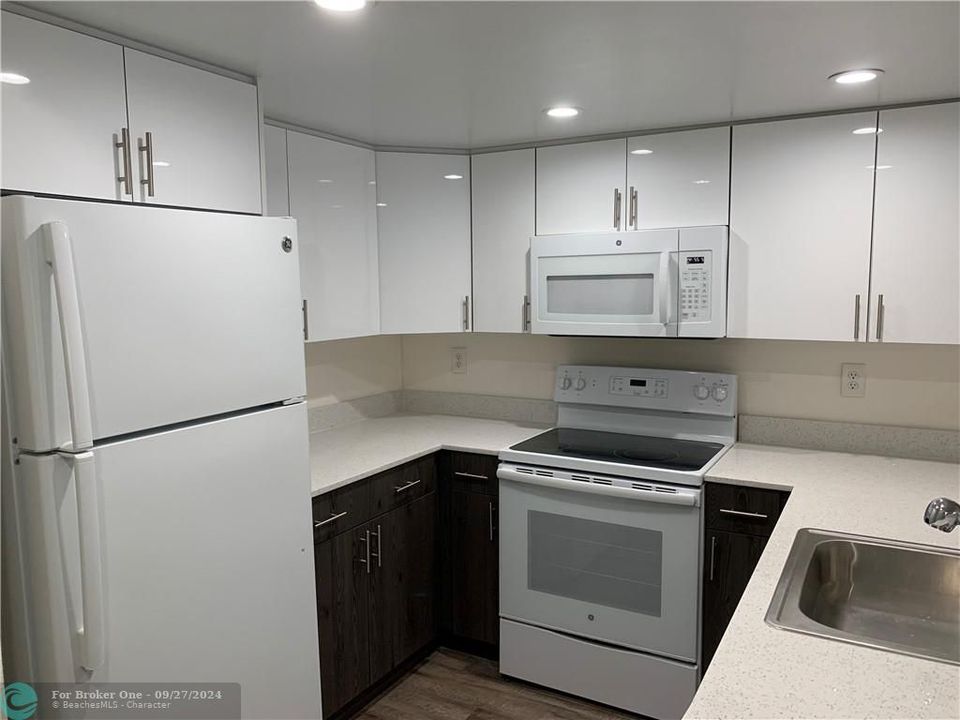 For Rent: $2,332 (2 beds, 2 baths, 980 Square Feet)