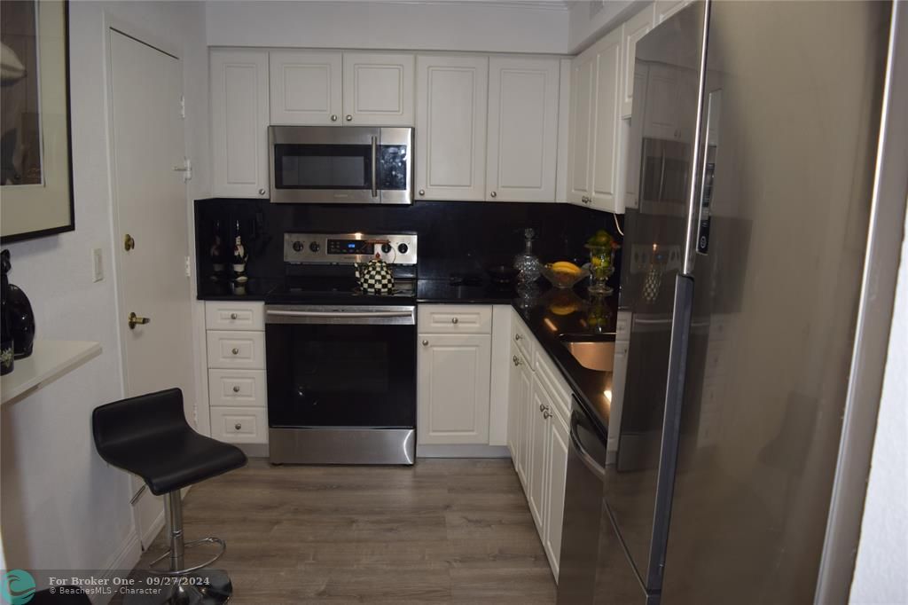 For Sale: $479,000 (1 beds, 1 baths, 745 Square Feet)