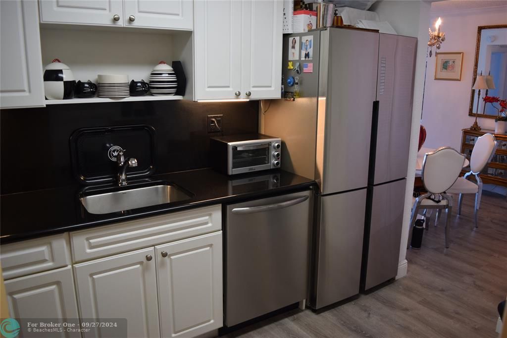 For Sale: $479,000 (1 beds, 1 baths, 745 Square Feet)