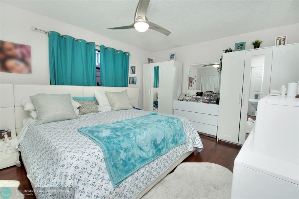 For Sale: $359,000 (2 beds, 2 baths, 1020 Square Feet)