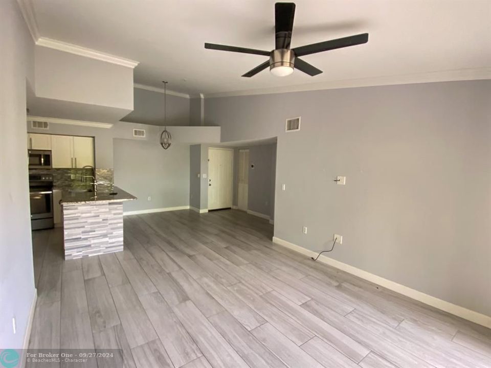 For Rent: $2,550 (2 beds, 2 baths, 967 Square Feet)