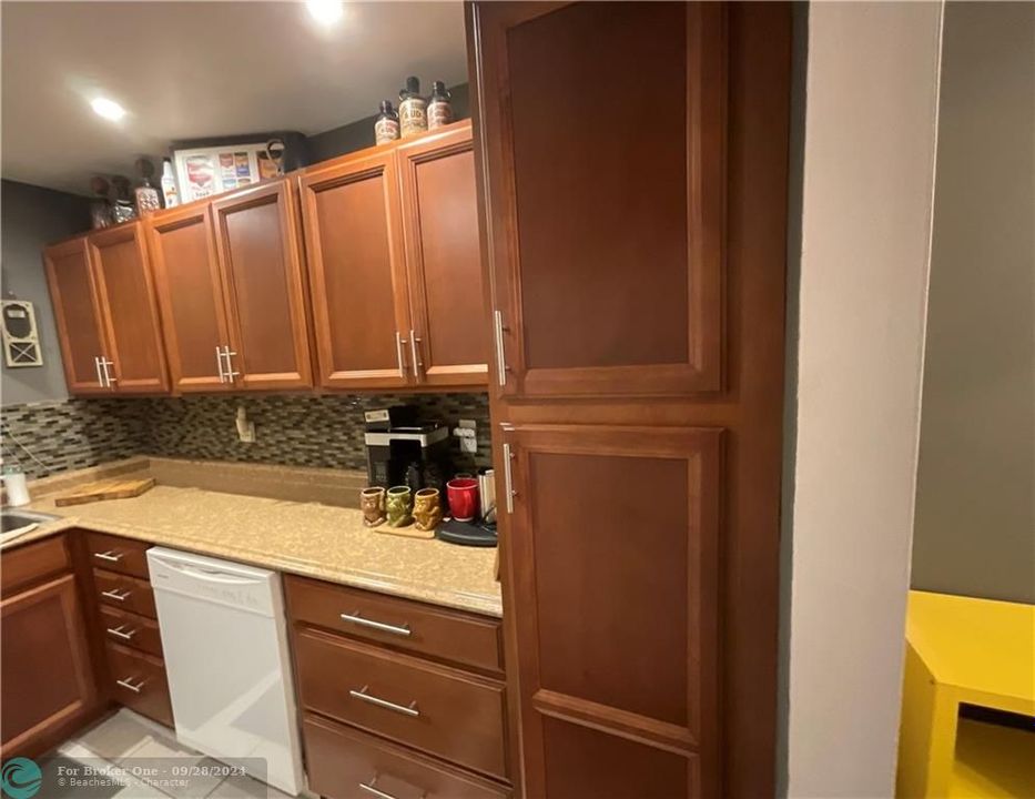 For Sale: $135,000 (1 beds, 1 baths, 880 Square Feet)