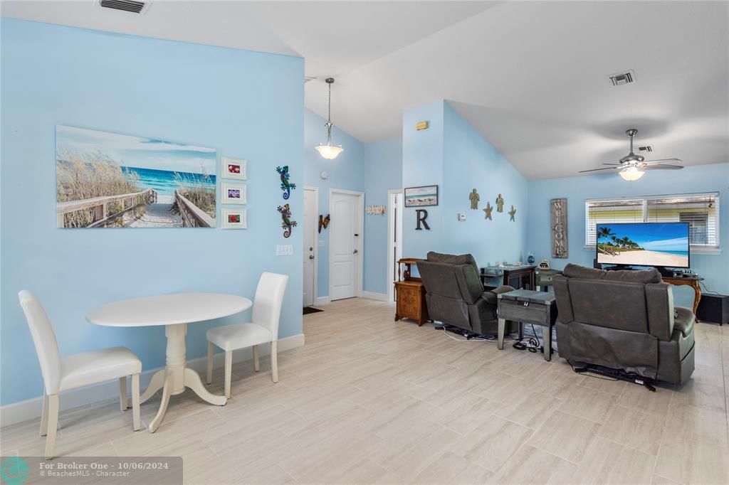 For Sale: $255,000 (2 beds, 2 baths, 967 Square Feet)