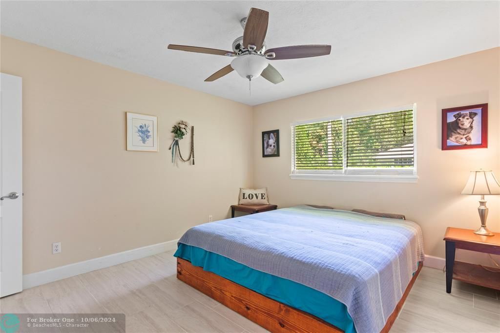 For Sale: $255,000 (2 beds, 2 baths, 967 Square Feet)