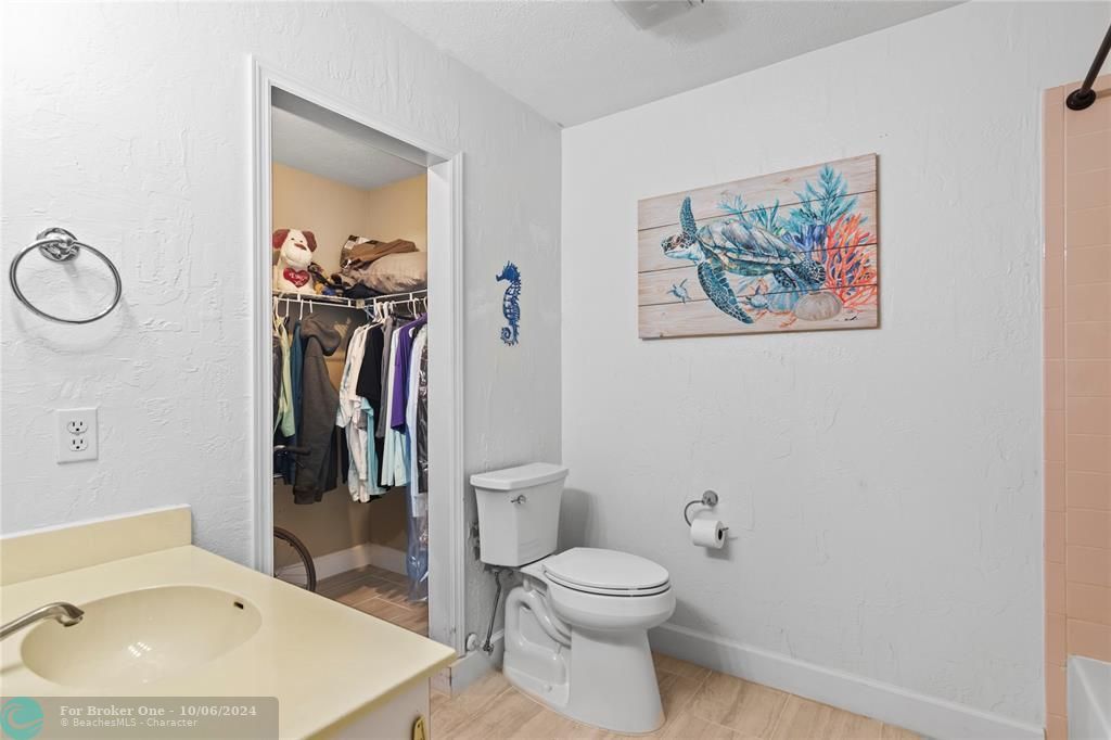 For Sale: $255,000 (2 beds, 2 baths, 967 Square Feet)