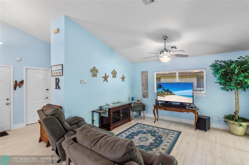 For Sale: $255,000 (2 beds, 2 baths, 967 Square Feet)