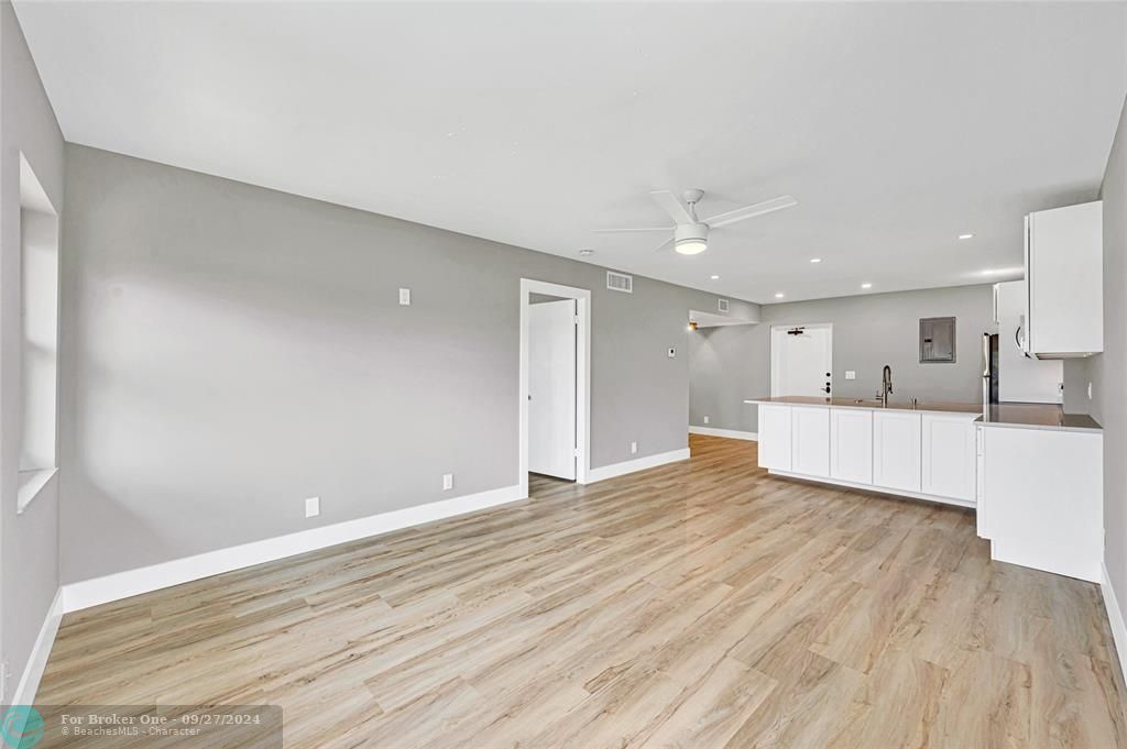 For Sale: $293,000 (1 beds, 1 baths, 720 Square Feet)