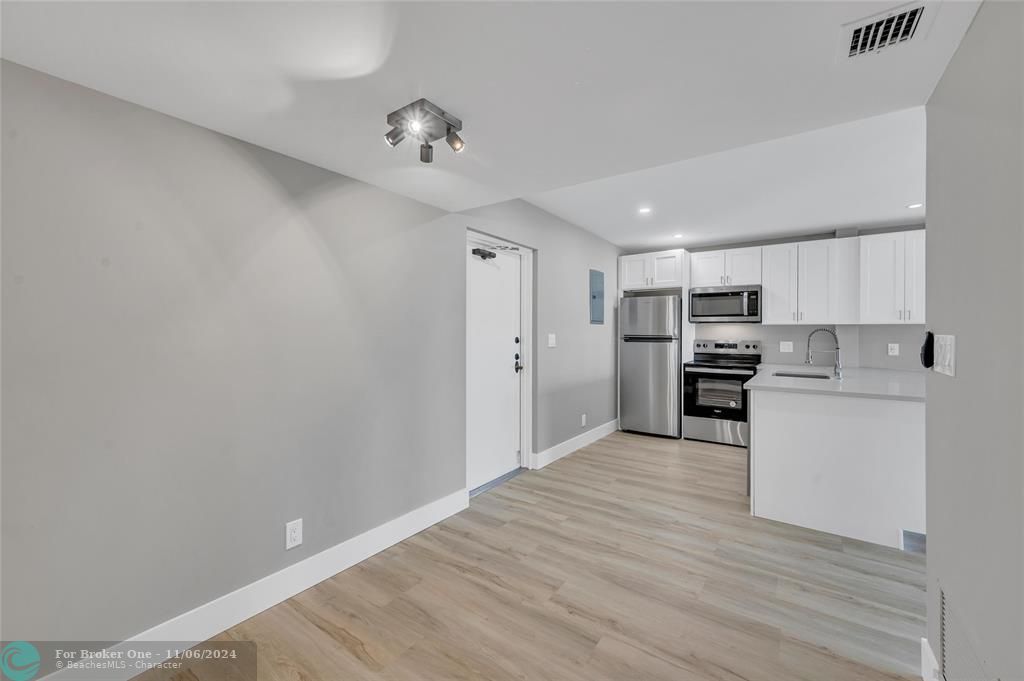 For Sale: $293,000 (1 beds, 1 baths, 720 Square Feet)