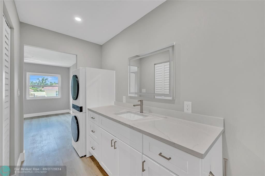 For Sale: $293,000 (1 beds, 1 baths, 720 Square Feet)