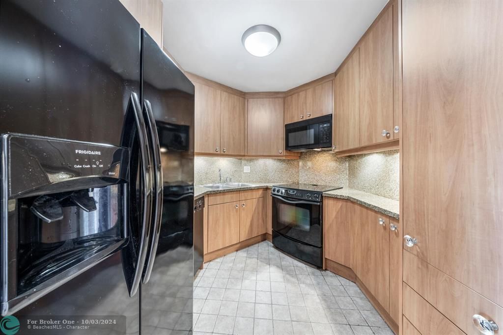 For Sale: $464,000 (2 beds, 2 baths, 1218 Square Feet)