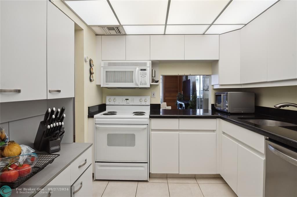 For Sale: $420,000 (1 beds, 1 baths, 819 Square Feet)