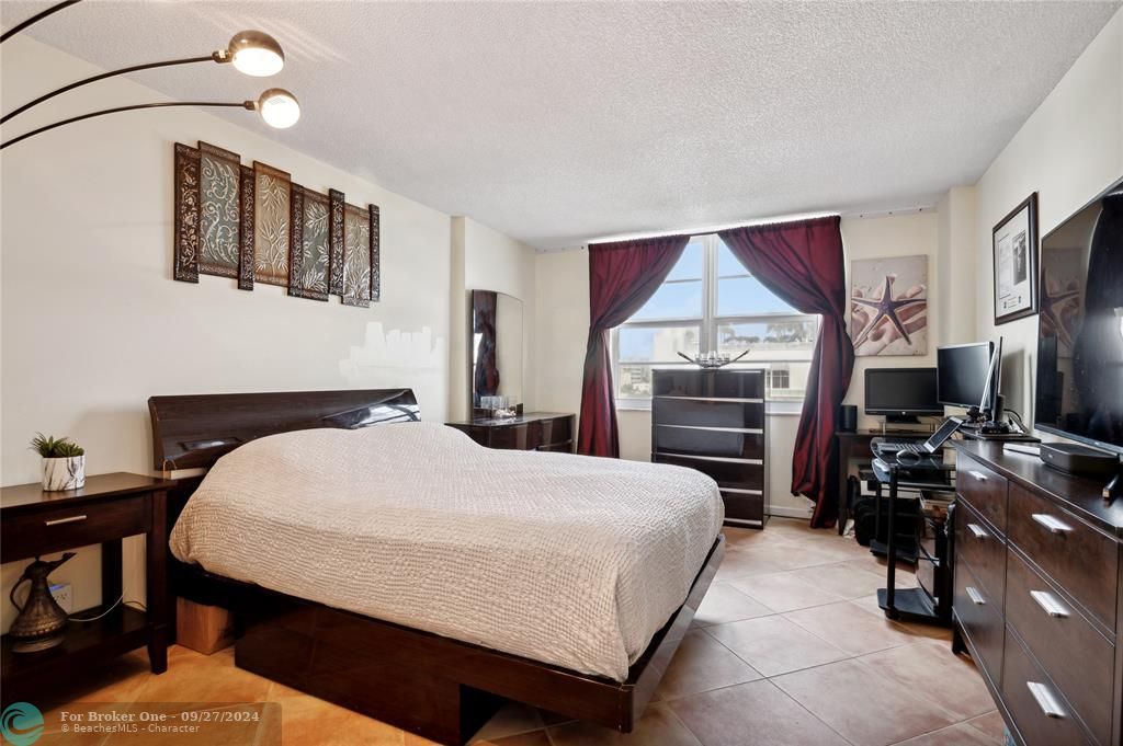 For Sale: $420,000 (1 beds, 1 baths, 819 Square Feet)