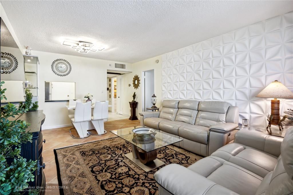 For Sale: $420,000 (1 beds, 1 baths, 819 Square Feet)