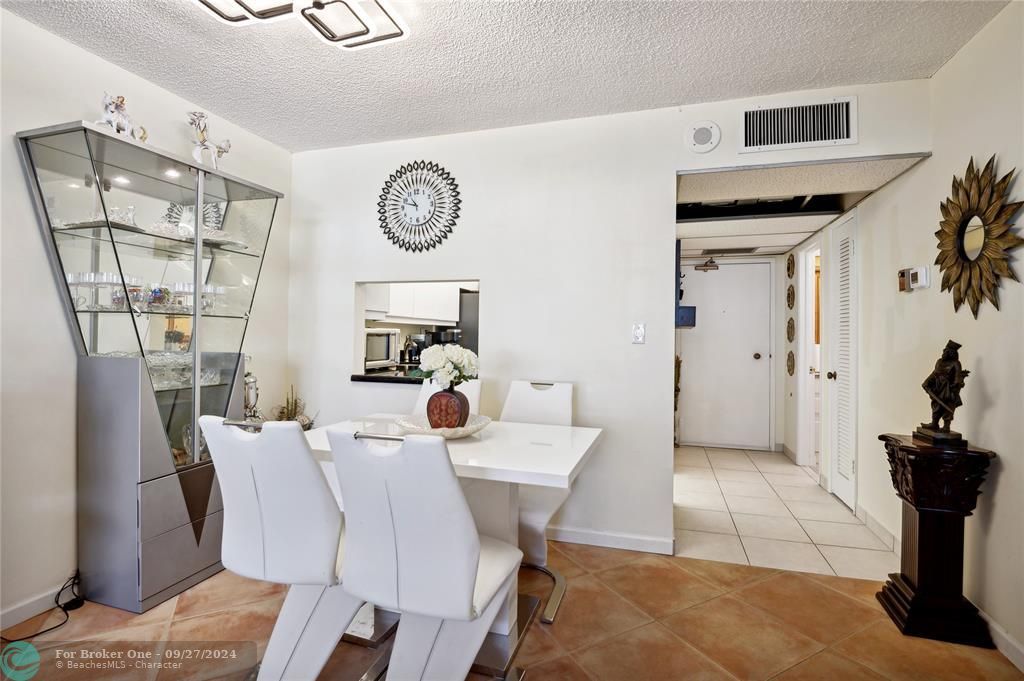 For Sale: $420,000 (1 beds, 1 baths, 819 Square Feet)