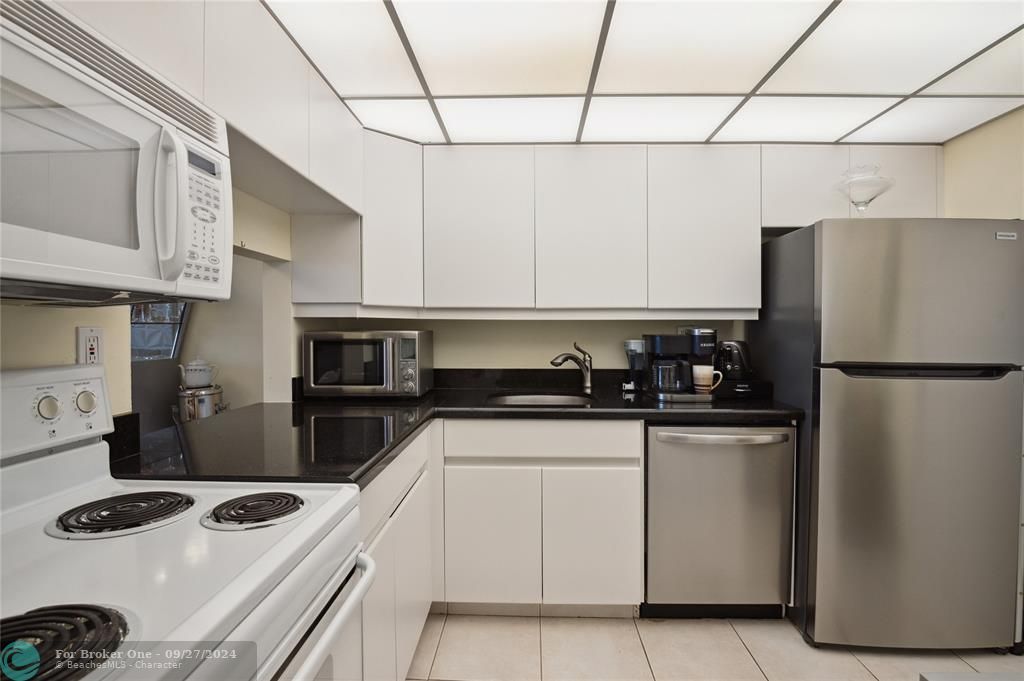 For Sale: $420,000 (1 beds, 1 baths, 819 Square Feet)