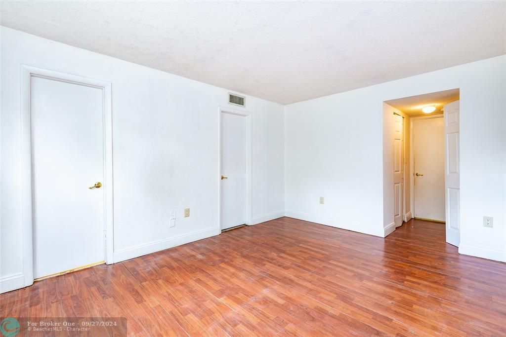 For Sale: $185,000 (2 beds, 2 baths, 944 Square Feet)