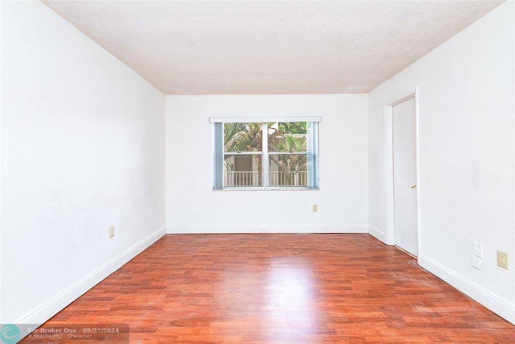 For Sale: $185,000 (2 beds, 2 baths, 944 Square Feet)