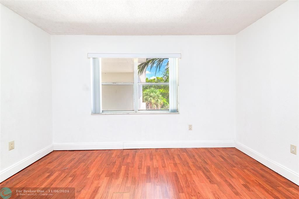 For Sale: $185,000 (2 beds, 2 baths, 944 Square Feet)