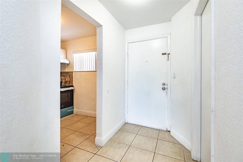 For Sale: $185,000 (2 beds, 2 baths, 944 Square Feet)