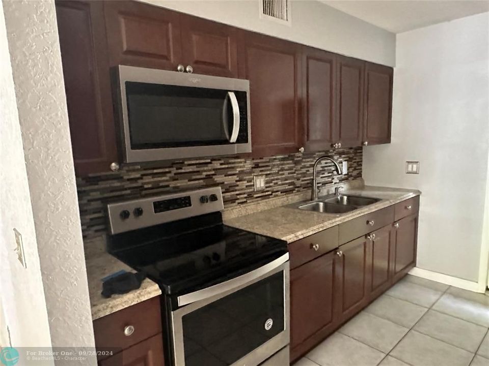 For Rent: $2,950 (3 beds, 2 baths, 4140 Square Feet)