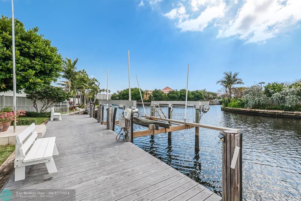 For Sale: $1,999,000 (2 beds, 2 baths, 1894 Square Feet)