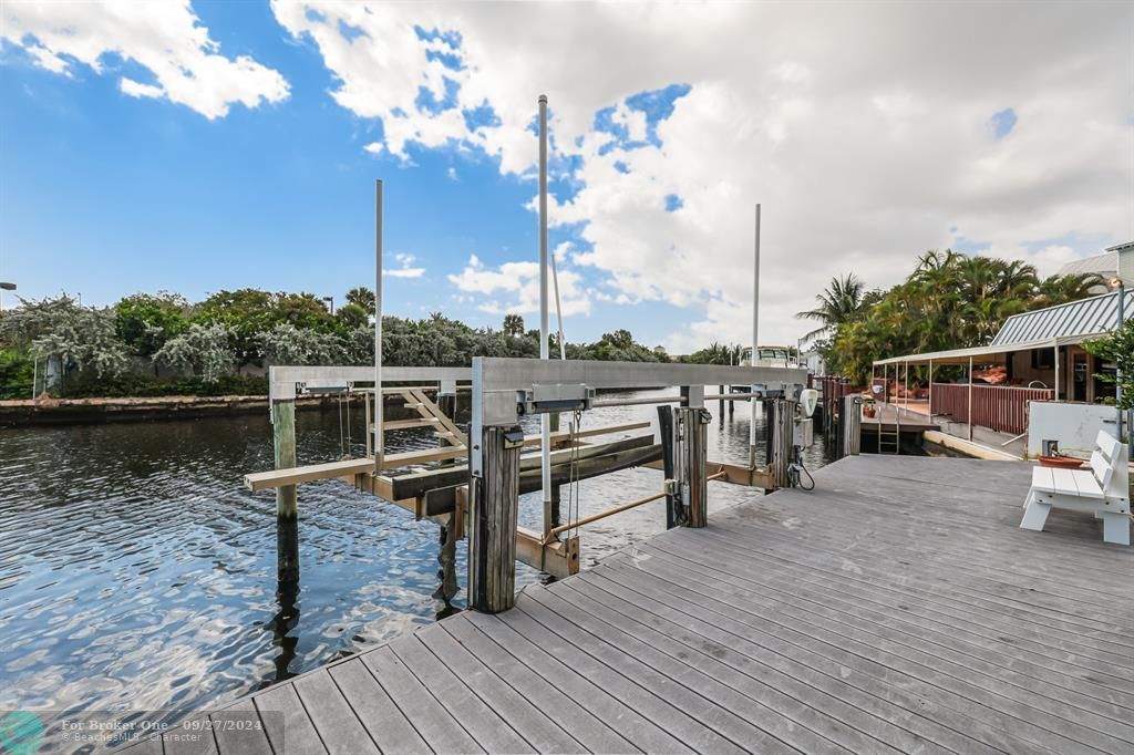 For Sale: $1,999,000 (2 beds, 2 baths, 1894 Square Feet)