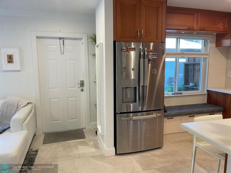 Active With Contract: $2,300 (2 beds, 1 baths, 705 Square Feet)