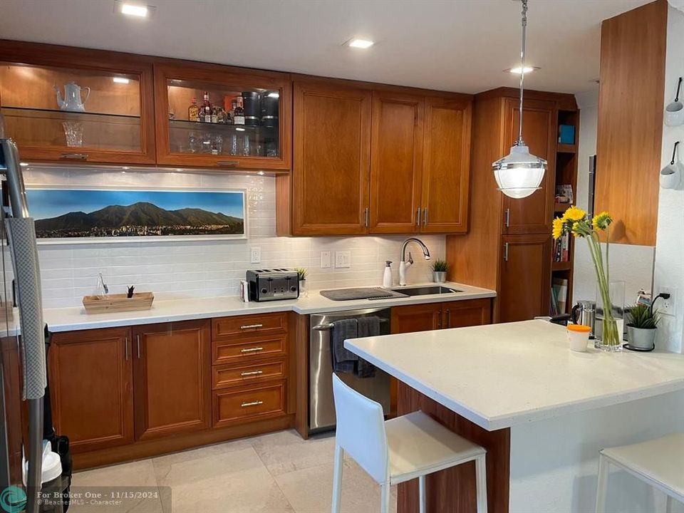 Active With Contract: $2,300 (2 beds, 1 baths, 705 Square Feet)