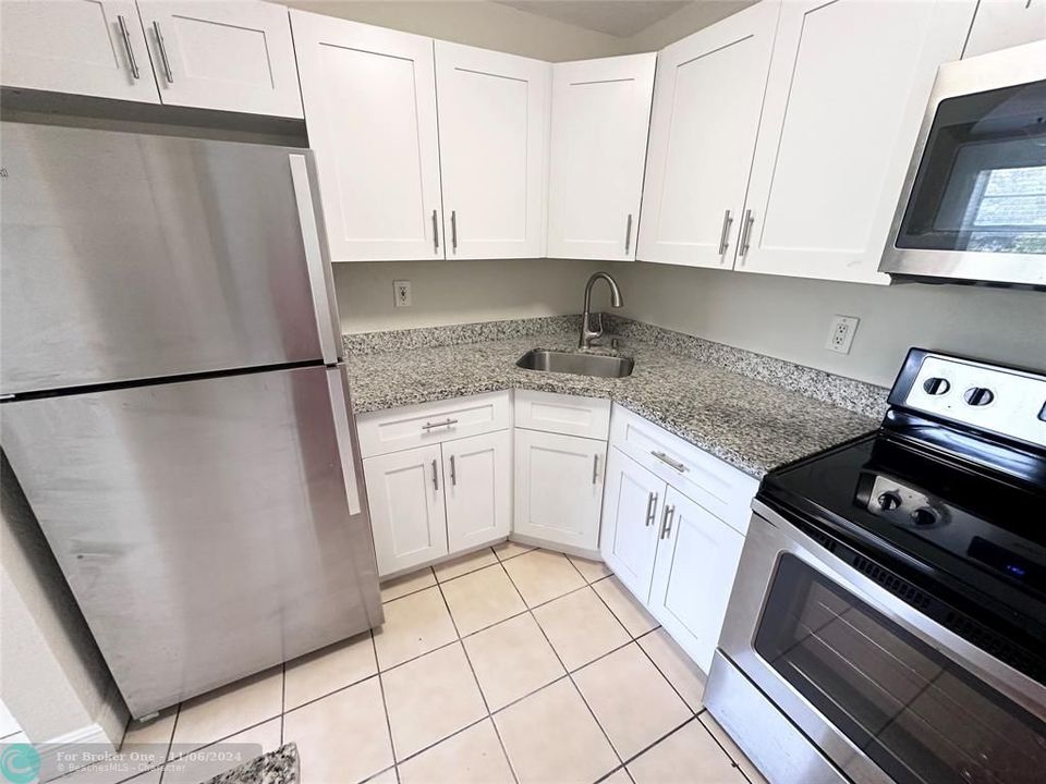 For Sale: $190,000 (1 beds, 1 baths, 664 Square Feet)