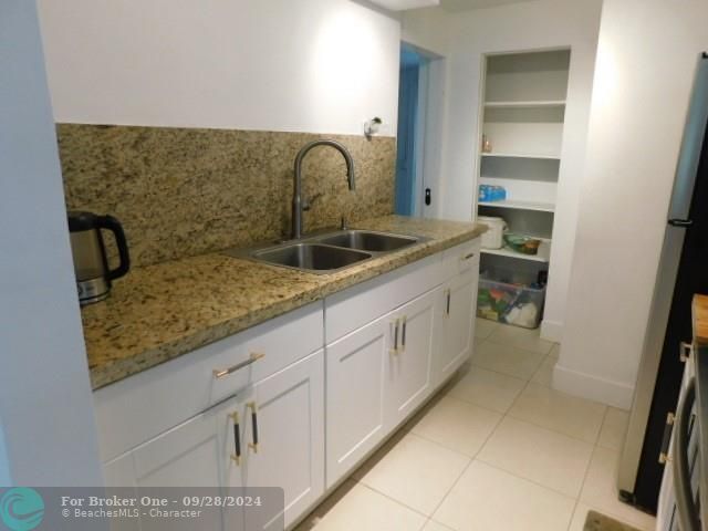 For Sale: $385,000 (2 beds, 1 baths, 878 Square Feet)