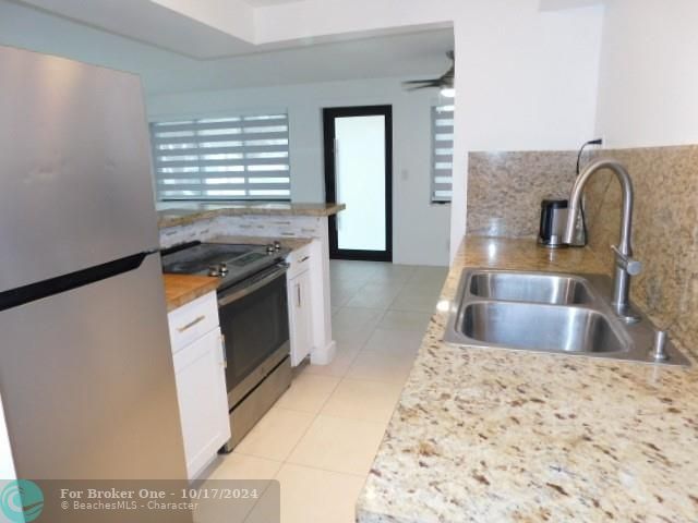 For Sale: $385,000 (2 beds, 1 baths, 878 Square Feet)