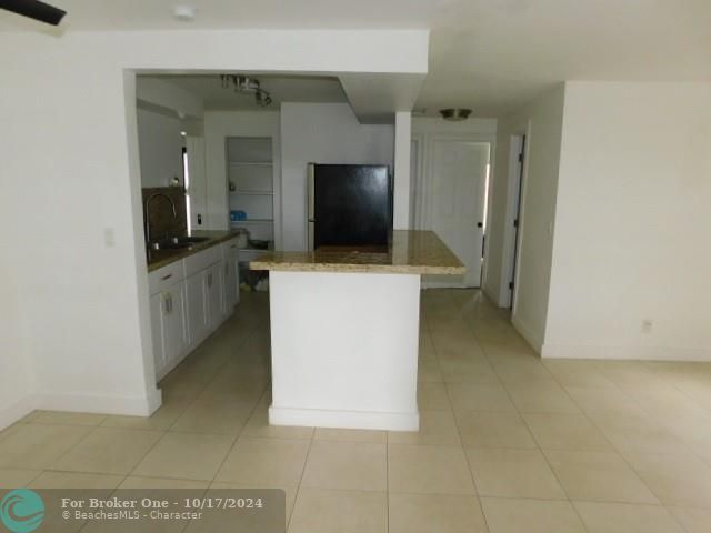 For Sale: $385,000 (2 beds, 1 baths, 878 Square Feet)