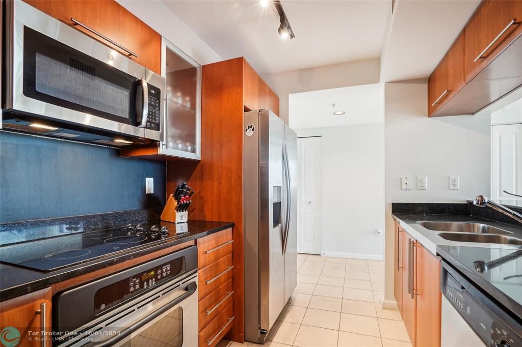 For Sale: $649,000 (2 beds, 2 baths, 1094 Square Feet)