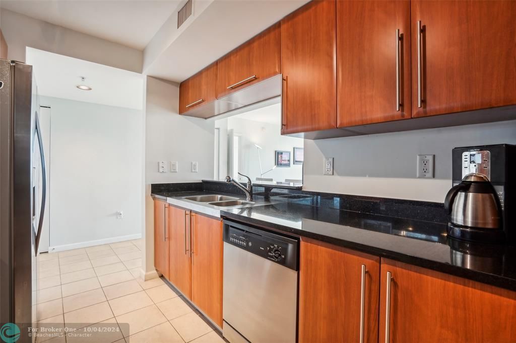 For Sale: $649,000 (2 beds, 2 baths, 1094 Square Feet)