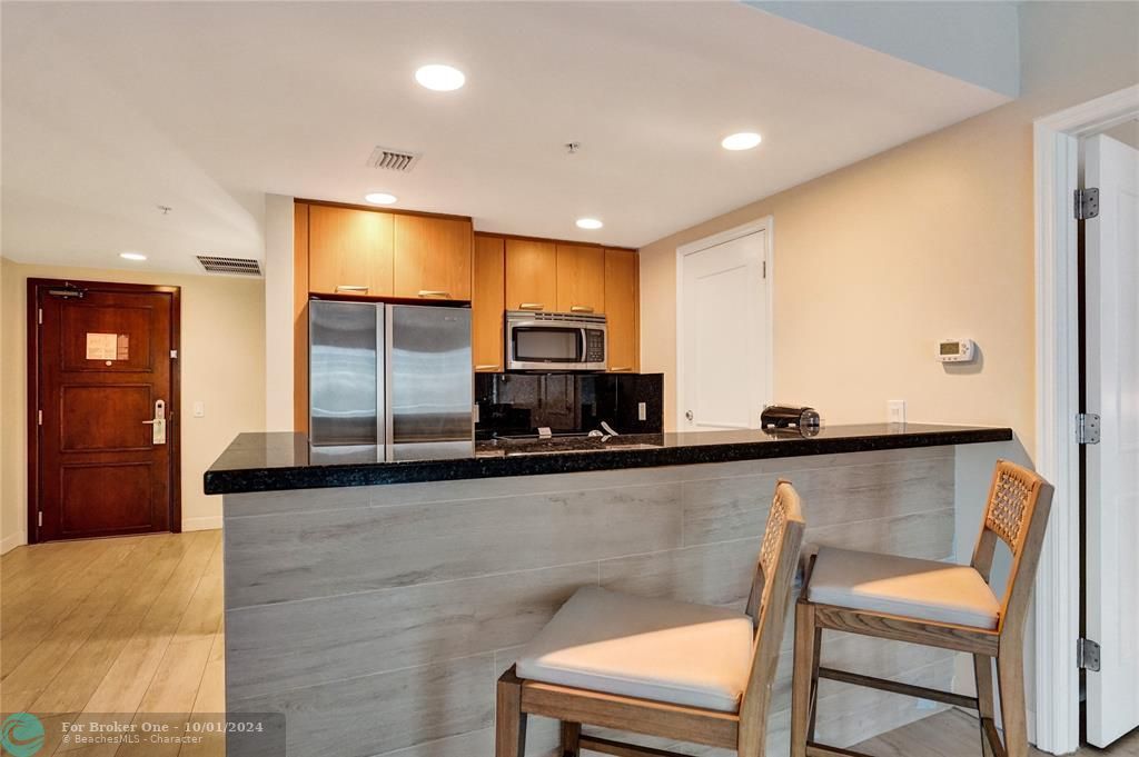 For Sale: $350,000 (1 beds, 1 baths, 978 Square Feet)