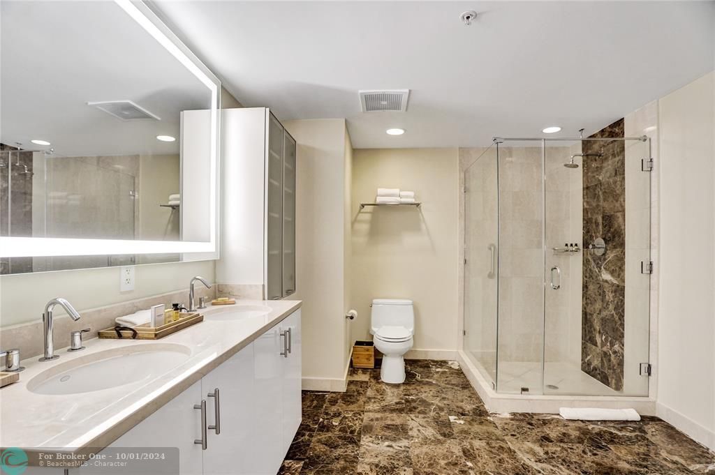 For Sale: $350,000 (1 beds, 1 baths, 978 Square Feet)