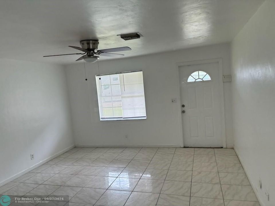 For Rent: $2,295 (2 beds, 1 baths, 1250 Square Feet)