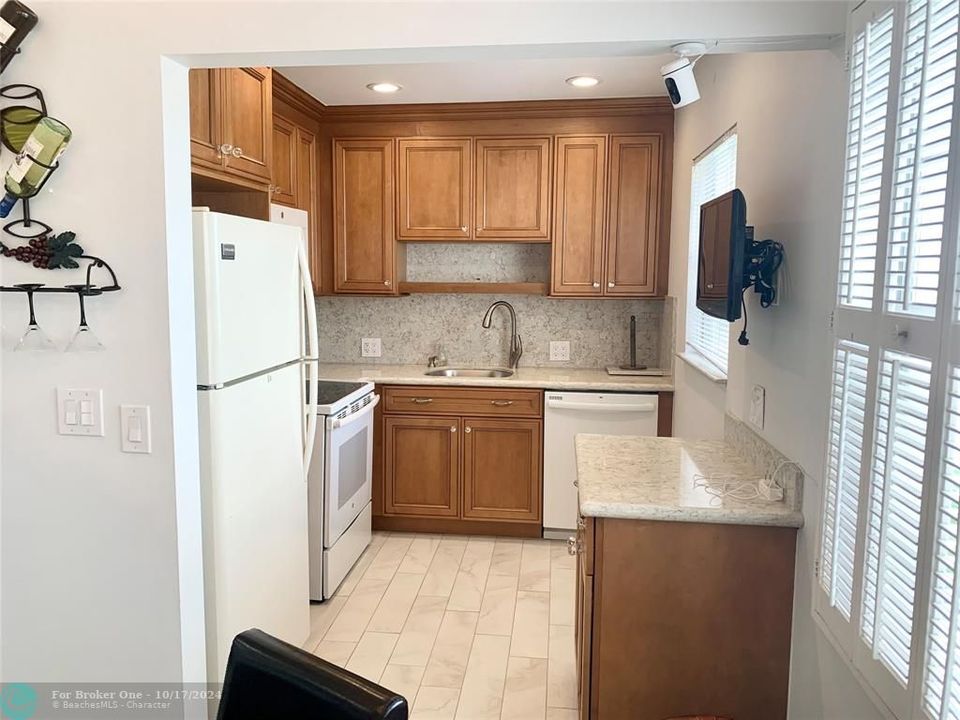 For Rent: $2,000 (2 beds, 1 baths, 835 Square Feet)