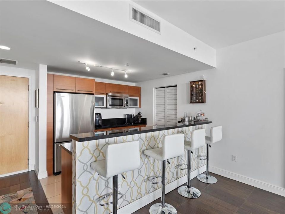 For Sale: $550,000 (2 beds, 2 baths, 1005 Square Feet)