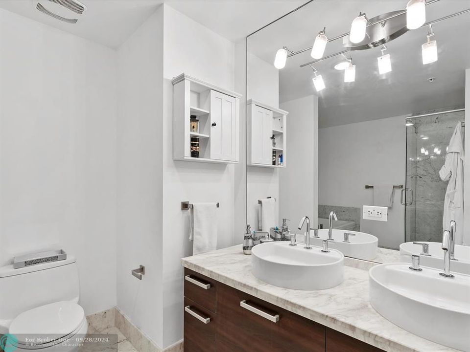 For Sale: $550,000 (2 beds, 2 baths, 1005 Square Feet)