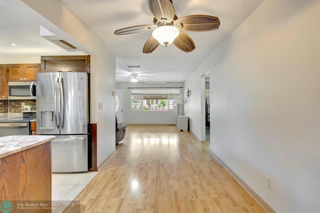 For Sale: $335,000 (2 beds, 1 baths, 1061 Square Feet)