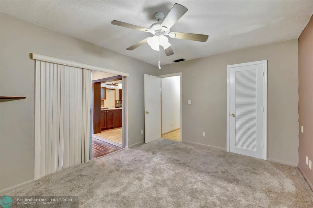 For Sale: $335,000 (2 beds, 1 baths, 1061 Square Feet)