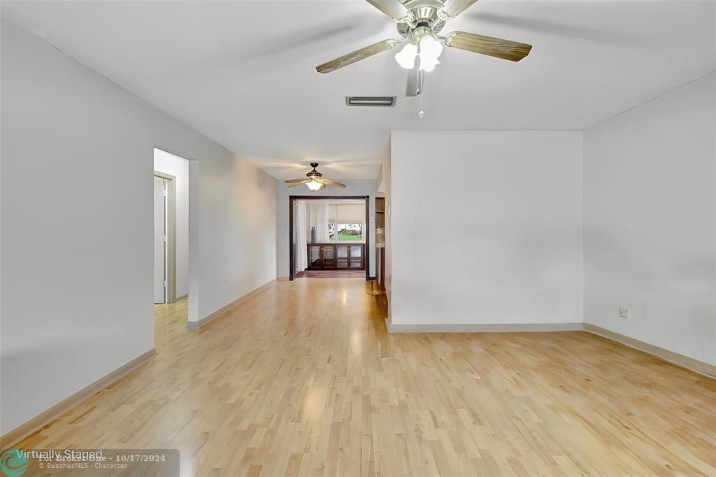 For Sale: $335,000 (2 beds, 1 baths, 1061 Square Feet)