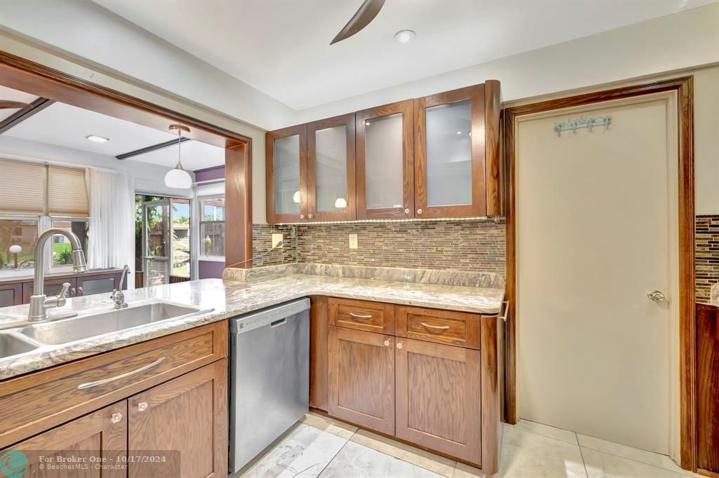 For Sale: $335,000 (2 beds, 1 baths, 1061 Square Feet)