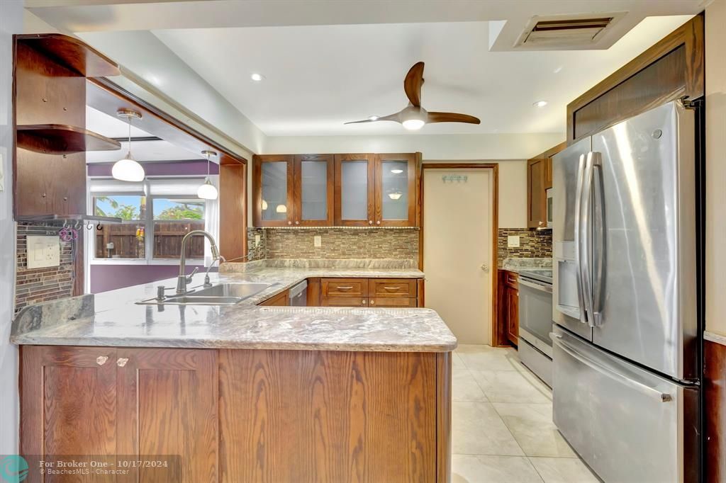 For Sale: $335,000 (2 beds, 1 baths, 1061 Square Feet)