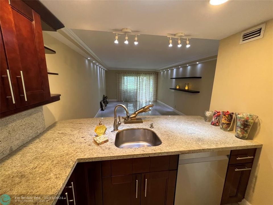 For Sale: $238,900 (2 beds, 2 baths, 1000 Square Feet)